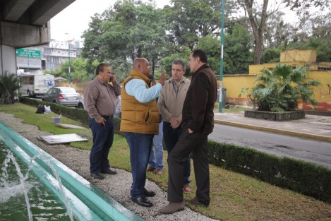 Xalapa, Ver., noviembre 27 de 2018.-* Continuando con el plan de mejoramiento de imagen urbana de la ciudad que se lleva a cabo de manera conjunta con la iniciativa privada, el próximo secretario de Gobierno, Eric Cisneros Burgos, puso en marcha las labores de embellecimiento de la fuente ubicada en el cruce de las avenidas Rébsamen y Circuito Presidentes, que estará a cargo del conocido empresario xalapeño Antonio Ballesteros. 