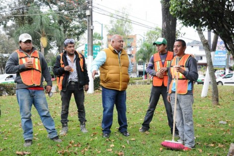 Xalapa, Ver., noviembre 27 de 2018.-* Continuando con el plan de mejoramiento de imagen urbana de la ciudad que se lleva a cabo de manera conjunta con la iniciativa privada, el próximo secretario de Gobierno, Eric Cisneros Burgos, puso en marcha las labores de embellecimiento de la fuente ubicada en el cruce de las avenidas Rébsamen y Circuito Presidentes, que estará a cargo del conocido empresario xalapeño Antonio Ballesteros.
