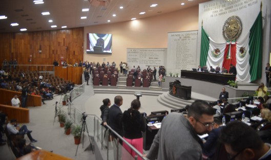 Durante la sesión de la LXV Legislatura de este martes, se dio entrada a los Proyectos de iniciativa de Ley de Ingresos y Decreto de Presupuesto de Egresos Estatales, para el ejercicio fiscal 2019, presentados por el gobernador del Estado, Miguel Ángel Yunes Linares.