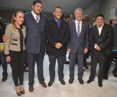 Para que no se critique el incumplimiento del protocolo, el secretario de Seguridad, sí fue despedido al final de la comparecencia por los diputados. 