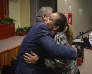 Hubo quienes despidieron más efusivamente al titular de la SSP, digno de registrarse en las placas... fotográficas. 