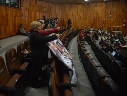 Representantes de colectivos apoyaron  con una manta durante la presentación de la propuesta para la creación de una Comisión Especial para el Seguimiento a la Problemática de la Desaparición de Personas en el Estado de Veracruz de Ignacio de la Llave.  