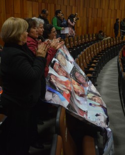 Representantes de colectivos apoyaron  con una manta durante la presentación de la propuesta para la creación de una Comisión Especial para el Seguimiento a la Problemática de la Desaparición de Personas en el Estado de Veracruz de Ignacio de la Llave.  