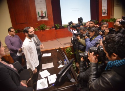 Estrenando tenis de los económicos, como todo  lo presumido por Elías Asad Danini, coordinador general de  Comunicación Social,  se llevó a cabo la comparecencia de éste ante diputados de la LXV legislatura.