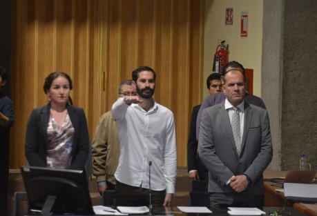 Estrenando tenis de los económicos, como todo  lo presumido por Elías Asad Danini, coordinador general de  Comunicación Social,  se llevó a cabo la comparecencia de éste ante diputados de la LXV legislatura.