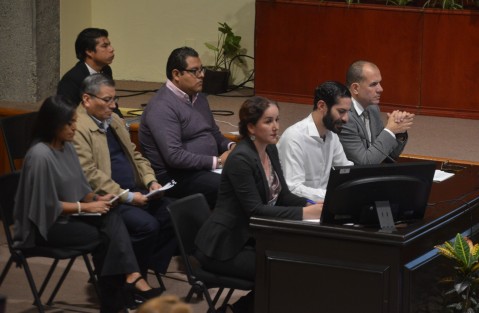 Con respuestas muy cortas y negando a contestar muchas de Éstas se llevó a cabo la mini comparecencia.