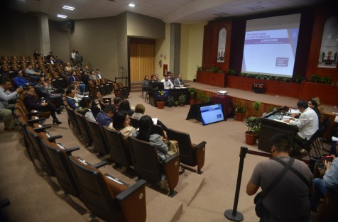 Presumiendo sus ahorros con la utilización de redes sociales Danini compareció ante legisladores.