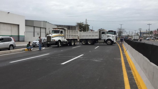El recién inaugurado Puente Tamaca- Nuevo Veracruz- ha sido bloqueado por transportistas que exigen el pago de 3 millones de pesos que les adeudan. Los inconformes aseguran que no liberan la vialidad hasta que reciban su pago. 