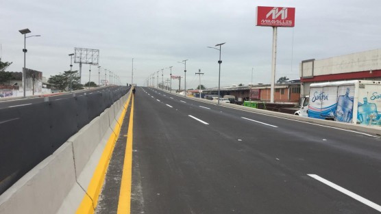 El recién inaugurado Puente Tamaca- Nuevo Veracruz- ha sido bloqueado por transportistas que exigen el pago de 3 millones de pesos que les adeudan. Los inconformes aseguran que no liberan la vialidad hasta que reciban su pago. 