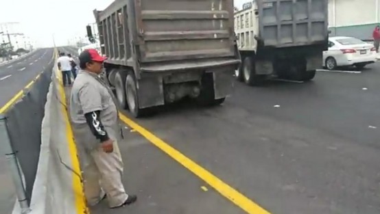 El recién inaugurado Puente Tamaca- Nuevo Veracruz- ha sido bloqueado por transportistas que exigen el pago de 3 millones de pesos que les adeudan. Los inconformes aseguran que no liberan la vialidad hasta que reciban su pago. 