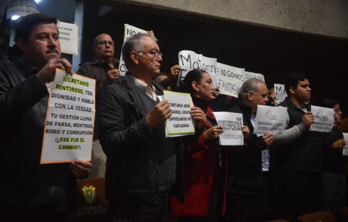  Integrantes de la Asociación Empresas SOS se manifestaron con hojas, libretas y cartulinas  durante la comparecencia del titular de SEFIPLAN, Guillermo Moreno Chazzarini, en el Congreso del Estado. Como desde hace dos años, reclaman falta de pagos de parte del gobierno.