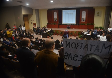  Integrantes de la Asociación Empresas SOS se manifestaron con hojas, libretas y cartulinas  durante la comparecencia del titular de SEFIPLAN, Guillermo Moreno Chazzarini, en el Congreso del Estado. Como desde hace dos años, reclaman falta de pagos de parte del gobierno.