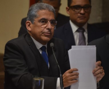  Integrantes de la Asociación Empresas SOS se manifestaron con hojas, libretas y cartulinas  durante la comparecencia del titular de SEFIPLAN, Guillermo Moreno Chazzarini, en el Congreso del Estado. Como desde hace dos años, reclaman falta de pagos de parte del gobierno.