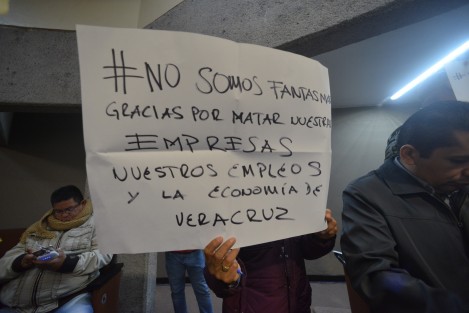  Integrantes de la Asociación Empresas SOS se manifestaron con hojas, libretas y cartulinas  durante la comparecencia del titular de SEFIPLAN, Guillermo Moreno Chazzarini, en el Congreso del Estado. Como desde hace dos años, reclaman falta de pagos de parte del gobierno.
