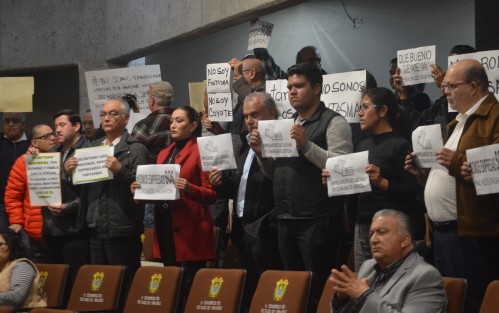  Integrantes de la Asociación Empresas SOS se manifestaron con hojas, libretas y cartulinas  durante la comparecencia del titular de SEFIPLAN, Guillermo Moreno Chazzarini, en el Congreso del Estado. Como desde hace dos años, reclaman falta de pagos de parte del gobierno.
