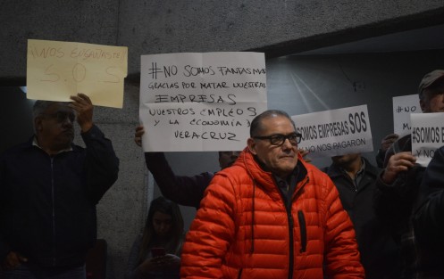  Integrantes de la Asociación Empresas SOS se manifestaron con hojas, libretas y cartulinas  durante la comparecencia del titular de SEFIPLAN, Guillermo Moreno Chazzarini, en el Congreso del Estado. Como desde hace dos años, reclaman falta de pagos de parte del gobierno.