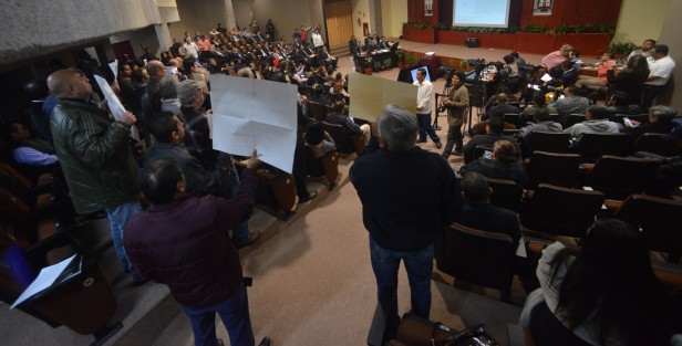  Integrantes de la Asociación Empresas SOS se manifestaron con hojas, libretas y cartulinas  durante la comparecencia del titular de SEFIPLAN, Guillermo Moreno Chazzarini, en el Congreso del Estado. Como desde hace dos años, reclaman falta de pagos de parte del gobierno.