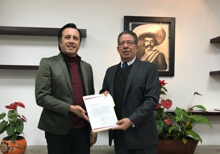 Cuitláhuac García Jiménez, gobernador electo del estado entregó la solicitud al presidente de la Mesa Directiva del Congreso, José Manuel Pozos Castros para rendir protesta desde el primer minuto del 1 de diciembre.