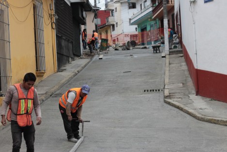 Está concluida la repavimentación del tramo de la calle Insurgentes entre González Ortega y Jesús García. Sin embargo aún no será abierta pues aun harán reencarpetamiento del tramo que llega hasta Xalapeños Ilustres. 