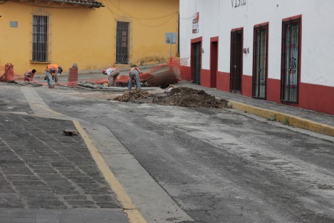 Está concluida la repavimentación del tramo de la calle Insurgentes entre González Ortega y Jesús García. Sin embargo aún no será abierta pues aun harán reencarpetamiento del tramo que llega hasta Xalapeños Ilustres. 