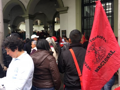 Nuevamente antorchistas se congregaron en Palacio Municipal de Xalapa. Dicen que sus líderes les dijeron que los dejaron plantados con un recorrido. 
