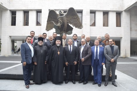 Representantes de varias filosofías religiosas visitaron y se tomaron la foto con el presidente de la mesa directiva del congreso José Manuel Castro Pozos.