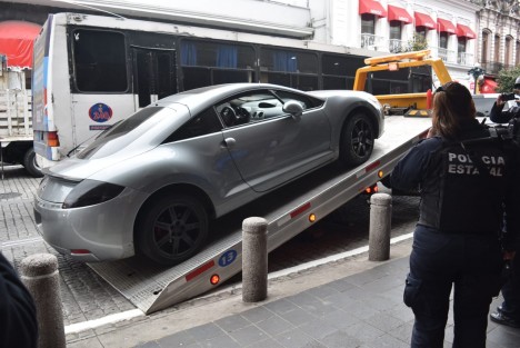 Carro compacto con reporte de robo fue detenido en la calle Enríquez a la altura del pasaje comercial. Dicho vehículo fue llevado al corralón y el conductor a el cuartel de  San José para aclarar la procedencia de dicha unidad.