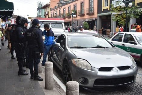 Carro compacto con reporte de robo fue detenido en la calle Enríquez a la altura del pasaje comercial. Dicho vehículo fue llevado al corralón y el conductor a el cuartel de  San José para aclarar la procedencia de dicha unidad.