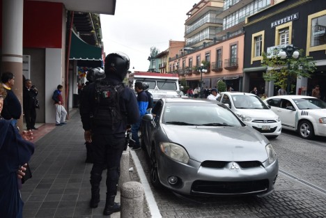 Carro compacto con reporte de robo fue detenido en la calle Enríquez a la altura del pasaje comercial. Dicho vehículo fue llevado al corralón y el conductor a el cuartel de  San José para aclarar la procedencia de dicha unidad.