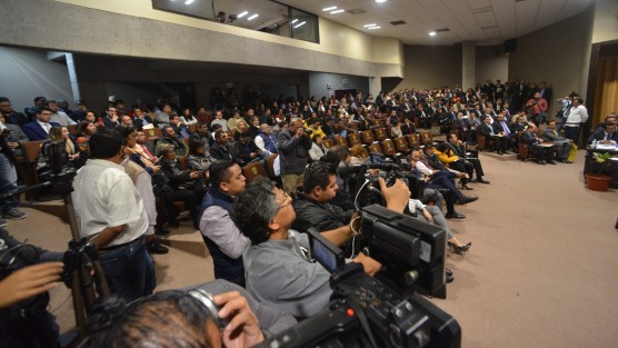 Ante preguntas personales por parte del diputado Raymundo Andrade, familiares y algunos diputados pidieron respeto al legislador.  