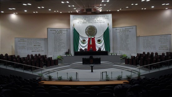 Embellecen el Palacio Legislativo para la toma de protesta al nuevo gobernador, o despedir al actual... o por temporada navideña. 