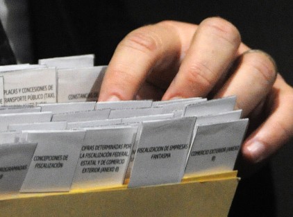 El titular de SEFIPLAN, Guillermo Moreno Chazarini, igual que los otros secretarios que comparecieron ante los inexpertos diputados de la LXV Legislatura, hizo y contestó lo que quiso. Cuando le preguntaron sobre el Jet decomisado a Edgar Spinoso, se hizo del avión. 
