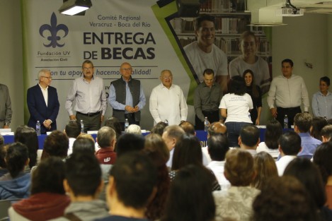 La Fundación UV Comité Regional Veracruz - Boca del Río, realizó la entrega de estímulos económicos a estudiantes con promedios académicos de excelencia. Estuvieron presentes padrinos benefactores y el vicerector de la Universidad Veracruzana, Alfonso Pérez.