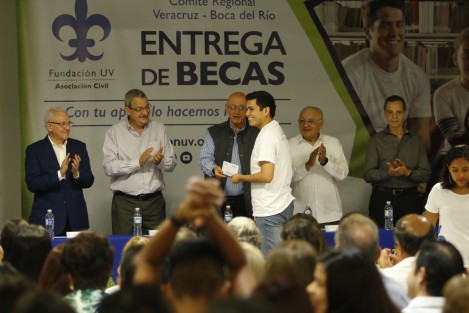 La Fundación UV Comité Regional Veracruz - Boca del Río, realizó la entrega de estímulos económicos a estudiantes con promedios académicos de excelencia. Estuvieron presentes padrinos benefactores y el vicerector de la Universidad Veracruzana, Alfonso Pérez.
