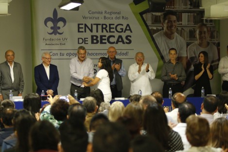 La Fundación UV Comité Regional Veracruz - Boca del Río, realizó la entrega de estímulos económicos a estudiantes con promedios académicos de excelencia. Estuvieron presentes padrinos benefactores y el vicerector de la Universidad Veracruzana, Alfonso Pérez.