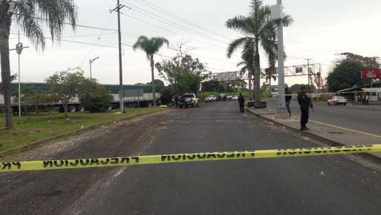 En Yanga, Ver., el cuerpo de una mujer fue localizado a un costado de la carretera federal Córdoba-Veracruz a la altura de pollos Yambo, presentaba huellas de violencia y tenia una cartulina con amenazas, policías estatales y municipales acordonaron el lugar en espera de las autoridades ministeriales. 