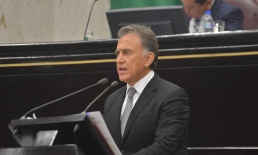 En medio de aplausos de integrantes de su gabinete y legisladores simpatizantes, el gobernador Miguel Ángel Yunes Linares presumió con su mismo discurso de hace dos años, la reingeniería que hubo gracias a su minigobierno y de todo lo bueno que pasó durante este.  