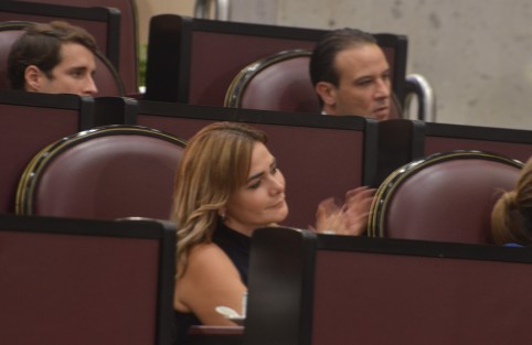 En medio de aplausos de integrantes de su gabinete y legisladores simpatizantes, el gobernador Miguel Ángel Yunes Linares presumió con su mismo discurso de hace dos años, la reingeniería que hubo gracias a su minigobierno y de todo lo bueno que pasó durante este.  