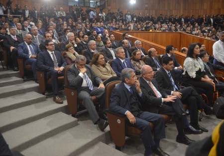 En medio de aplausos de integrantes de su gabinete y legisladores simpatizantes, el gobernador Miguel Ángel Yunes Linares presumió con su mismo discurso de hace dos años, la reingeniería que hubo gracias a su minigobierno y de todo lo bueno que pasó durante este.  