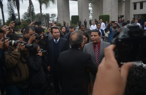 En medio de aplausos de integrantes de su gabinete y legisladores simpatizantes, el gobernador Miguel Ángel Yunes Linares presumió con su mismo discurso de hace dos años, la reingeniería que hubo gracias a su minigobierno y de todo lo bueno que pasó durante este. 