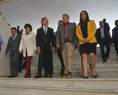 En medio de aplausos de integrantes de su gabinete y legisladores simpatizantes, el gobernador Miguel Ángel Yunes Linares presumió con su mismo discurso de hace dos años, la reingeniería que hubo gracias a su minigobierno y de todo lo bueno que pasó durante este. 