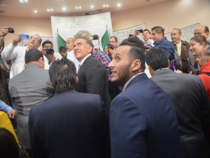 En medio de aplausos de integrantes de su gabinete y legisladores simpatizantes, el gobernador Miguel Ángel Yunes Linares presumió con su mismo discurso de hace dos años, la reingeniería que hubo gracias a su minigobierno y de todo lo bueno que pasó durante este. 
