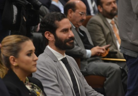 En medio de aplausos de integrantes de su gabinete y legisladores simpatizantes, el gobernador Miguel Ángel Yunes Linares presumió con su mismo discurso de hace dos años, la reingeniería que hubo gracias a su minigobierno y de todo lo bueno que pasó durante este. 