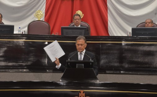 Yunes Linares en su discurso inicial criticó aquellas legislaturas pasadas en que los diputados actuaban como paleros de los gobernadores, lo cual hoy, con la LXV Legislatura, ya no se da. 