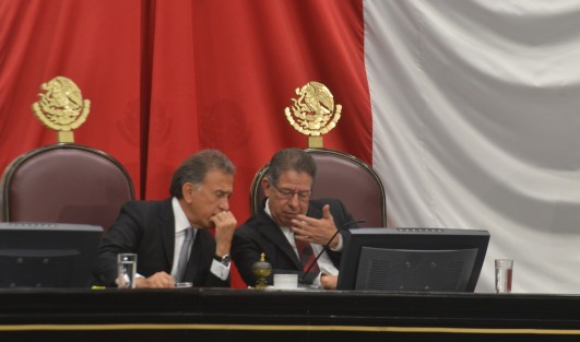 En medio de aplausos de integrantes de su gabinete y legisladores simpatizantes, el gobernador Miguel Ángel Yunes Linares presume de la reingeniería que hubo gracias a su minigobierno y de todo lo bueno que pasó durante este. 