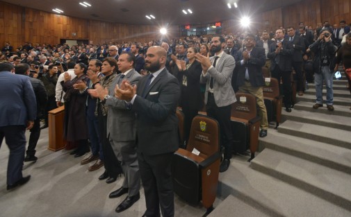 En medio de aplausos de integrantes de su gabinete y legisladores simpatizantes, el gobernador Miguel Ángel Yunes Linares presume de la reingeniería que hubo gracias a su minigobierno y de todo lo bueno que pasó durante este. 