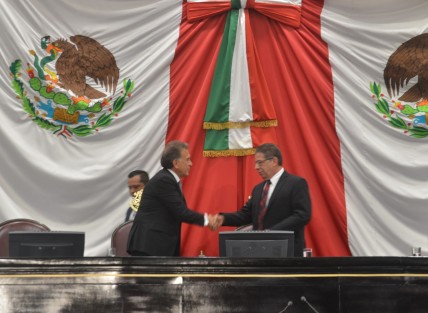 En medio de aplausos de integrantes de su gabinete y legisladores simpatizantes, el gobernador Miguel Ángel Yunes Linares presume de la reingeniería que hubo gracias a su minigobierno y de todo lo bueno que pasó durante este. 