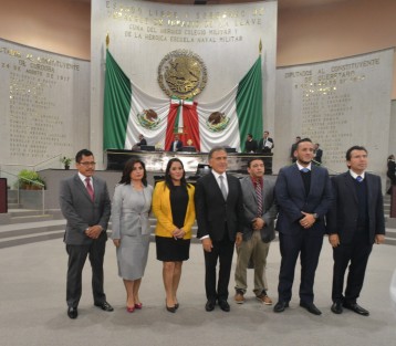 En medio de aplausos de integrantes de su gabinete y legisladores simpatizantes, el gobernador Miguel Ángel Yunes Linares presume de la reingeniería que hubo gracias a su minigobierno y de todo lo bueno que pasó durante este. 