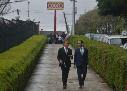 A diferencia de su papá quien dice que trabajó todos los días en que tuvo un cargo, el alcalde deVeracruz, Fernando Yunes Márquez, sí deja de vez en cuando el trabajo para atender asuntos familiares y de negocios.