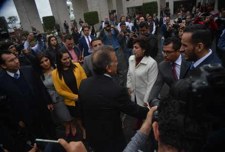 En medio de aplausos de integrantes de su gabinete y legisladores simpatizantes, el gobernador Miguel Ángel Yunes Linares presume de la reingeniería que hubo gracias a su minigobierno y de todo lo bueno que pasó durante este. 